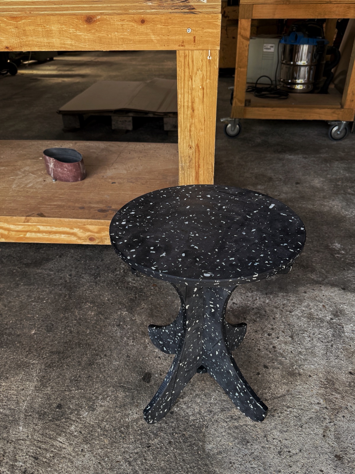 Flat-pack 4-leg side table in recycled plastic Le Pavé PAV2 15mm machined by CNC in Alcyde workshop in Toulouse